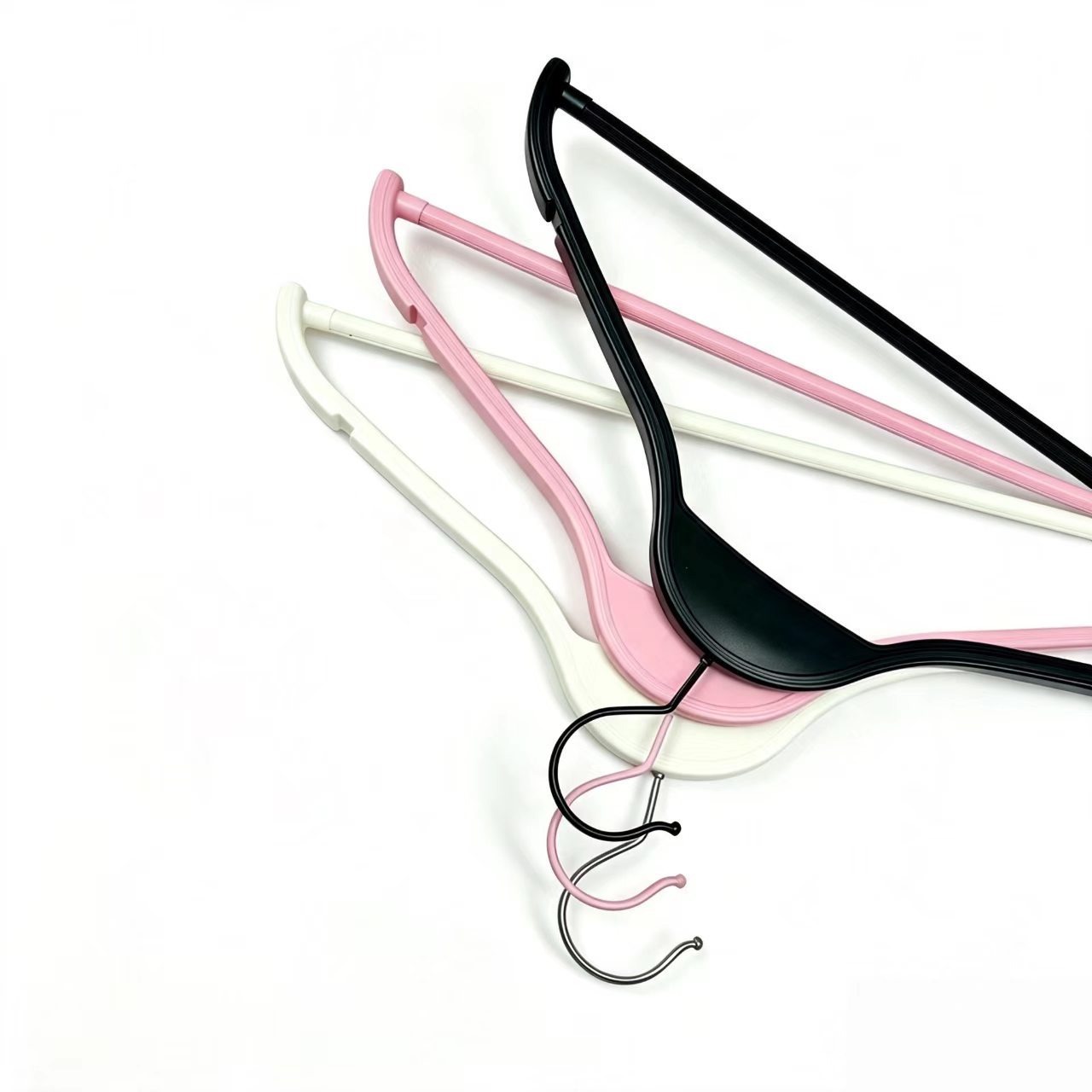 Anti-slip grooved non-marking thickened heavy-duty plastic clothes hanger for hotel and retail display