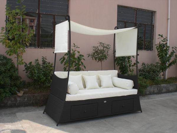 White Roofed Outdoor Rattan Daybed For Balcony / Poolside / Beach