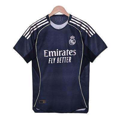 Le Real Madrid 2025-2026 Joueur de football à l'extérieur