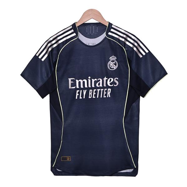 Le Real Madrid 2025-2026 Joueur de football à l'extérieur