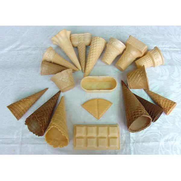 Conos hechos en casa deliciosos de la oblea, forma multi del cono de helado del azúcar