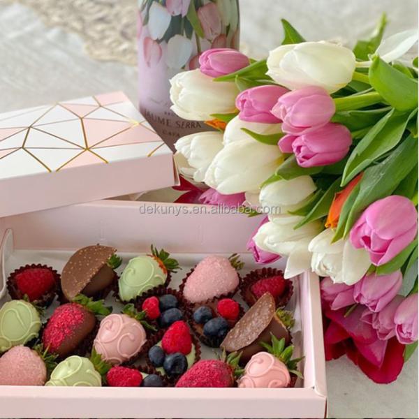 Boîte de chocolat à la fraise blanche pliée avec fenêtre transparente