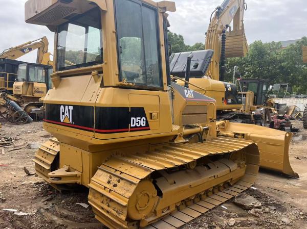 Se vende una excavadora usada CAT D5G de 8,9 t 68 kW