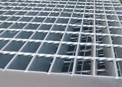 A plataforma galvanizada mergulhada quente serrilhou o peso padrão dos materiais de construção de aço do metal da raspagem