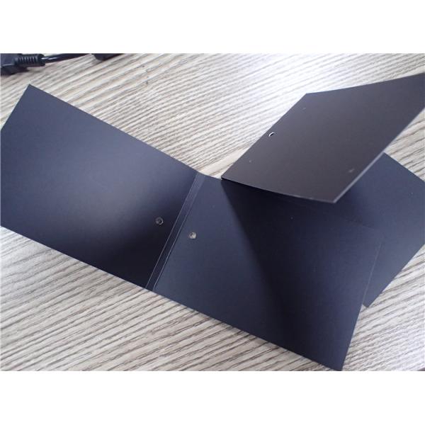 Черный вид одежды бумажной карты сложенный маркирует эко- дружелюбный логотип белизны печатания чернил