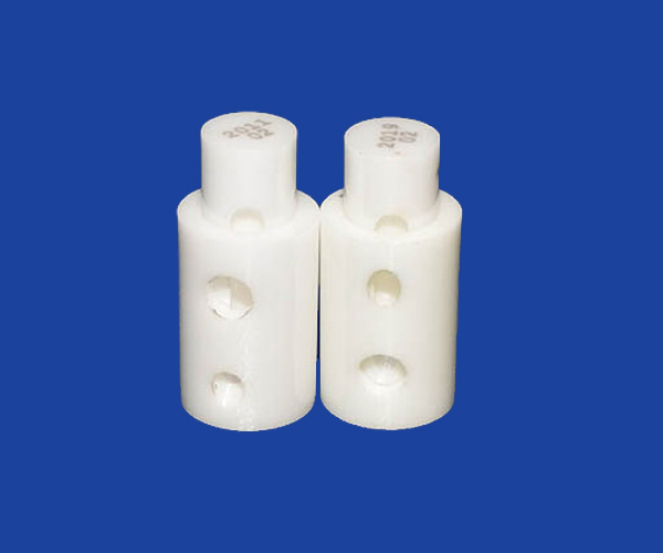 Professionnel usinant la pompe à plongeur en céramique pour l'équipement de soudure laser