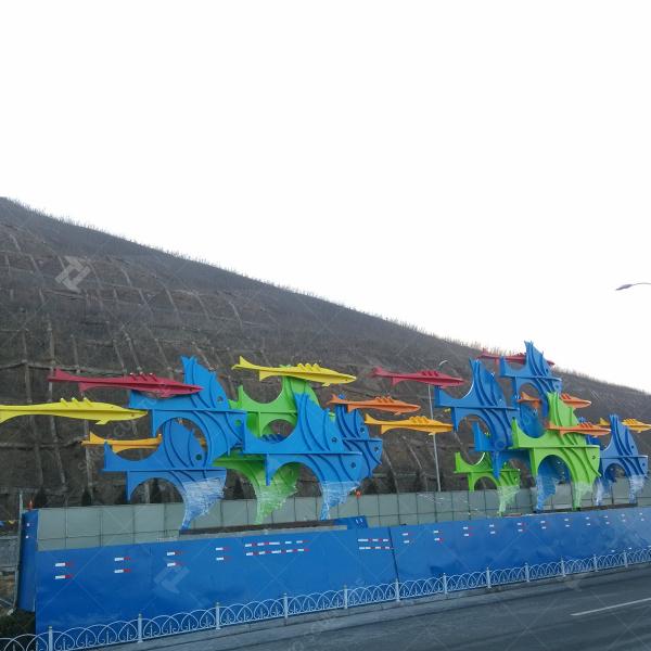 Grande escultura de peixe de aço inoxidável com superfície pintada de azul para decoração exterior