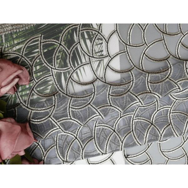 Серый цвет все над тканью шнурка прорезной вышивки геометрической вышитой