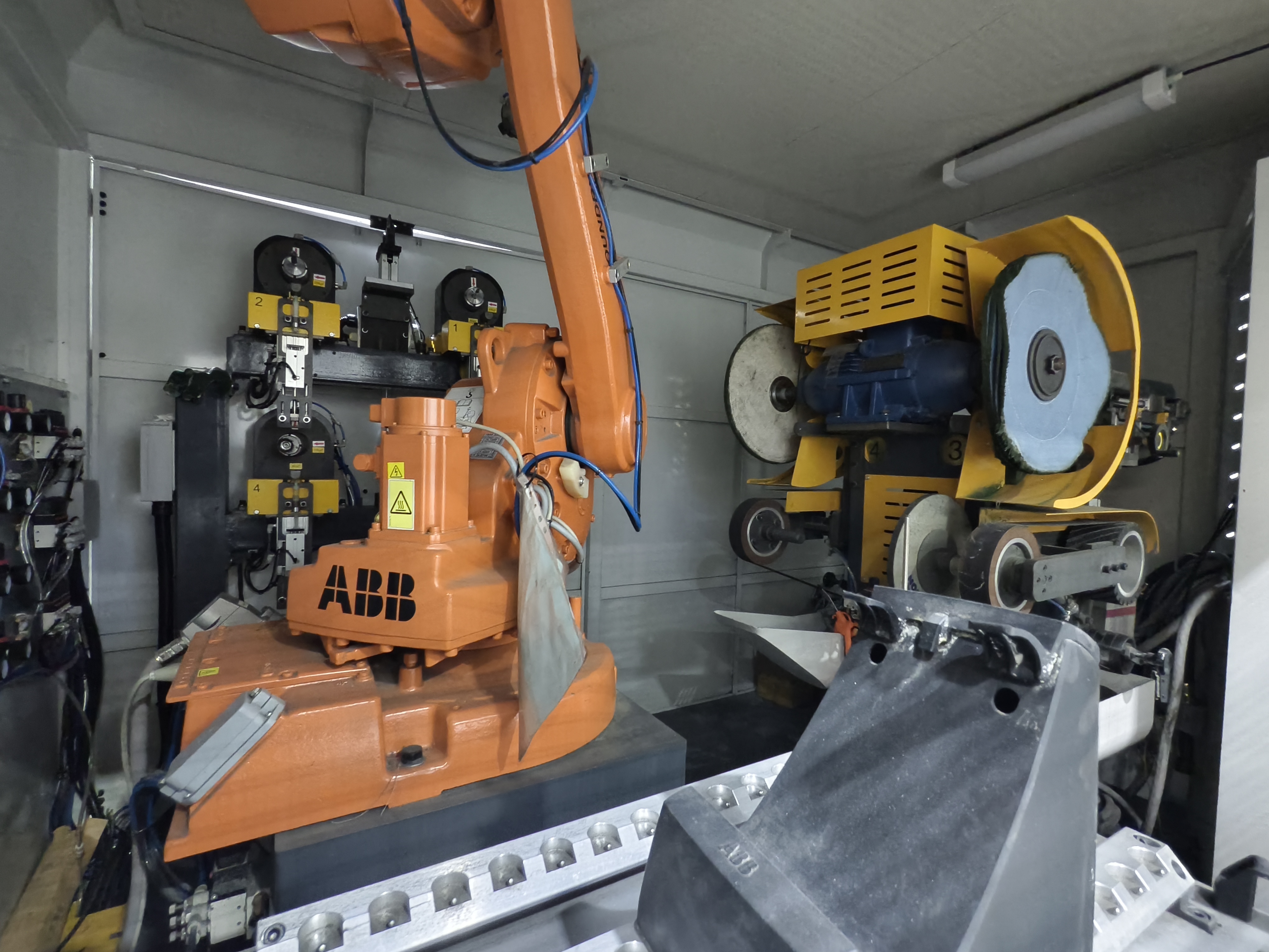 CNC Controlled Robotic Aluminum Polishing Machine For Latch Housing