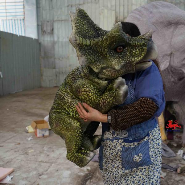 軽量で柔らかく現実的なハンドパペット、トリケラトプスのハンドパペット