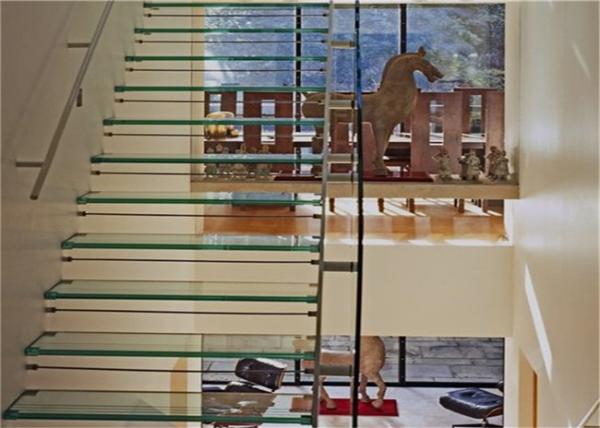 Closed Riser Straight Floating Steps Staircase / Floating Spiral Staircase