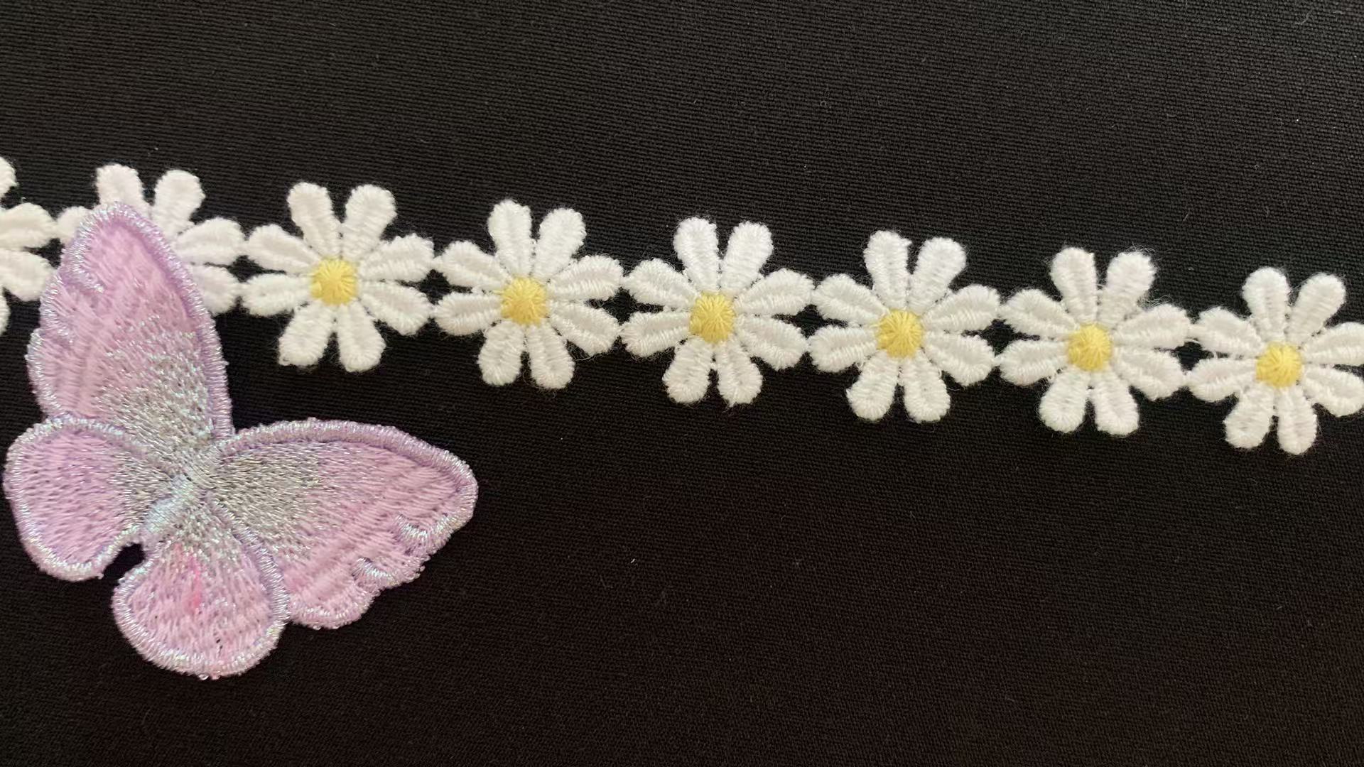 2cm Width Milk Yarn Water Soluble Lace Trim with Lovely Daisy Motif and Yellow Center for Kids Wear and Handmade Craft