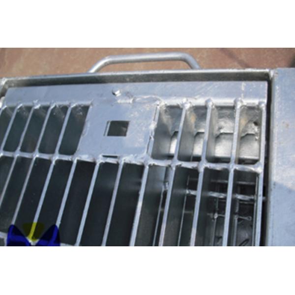 Hot Dip Galvanized Pig Farm Equipment Iron / Steel Farm Gates Anti Corrosion