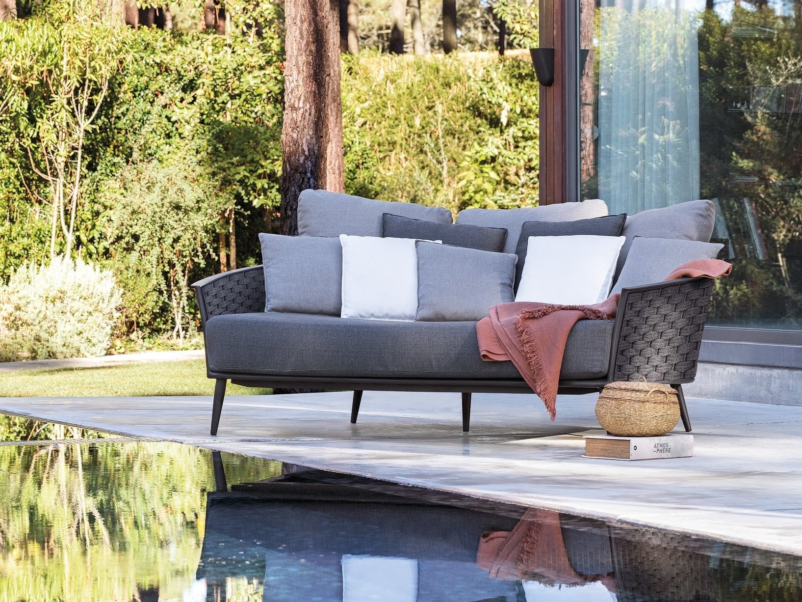 Luxury Outdoor Furniture Design Half Round Rope Daybed. SN-2693