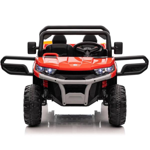 Мальчики от 8 до 13 лет ездят на строительном грузовике