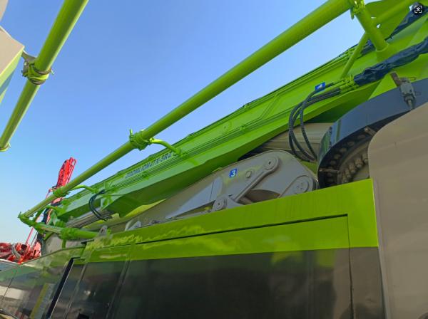 USED ZOOMLION 47M pump truck in Mercedes Benz chassis Concrete Pump construction machine