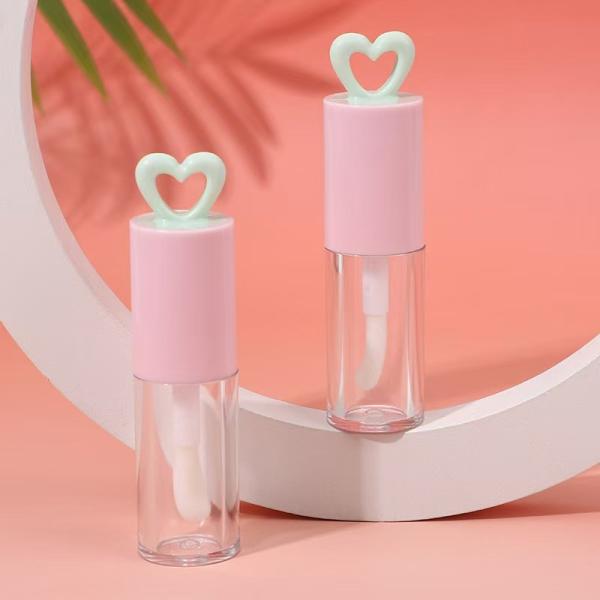 Color personalizado 7ml Tubo de esmalte labial plástico de corazón hueco para embalaje portátil de brillo labial