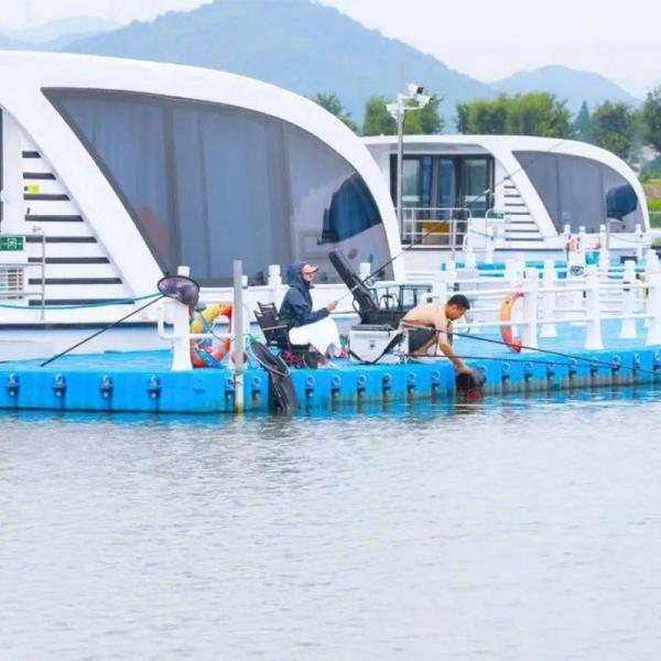 6 personnes salon maison bateau longueur 8m avec canapé et télévision pour les vacances en famille
