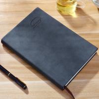 Un journal en cuir noir en couverture dure