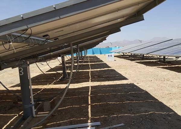 A UNICEF opera o sistema de bombeamento solar da água 100HP para a irrigação e a fonte de água da vila