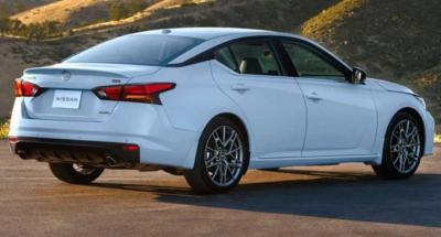 Confortável Nissan Altima 2023 Carros com motor de gás branco Revivendo a experiência de condução