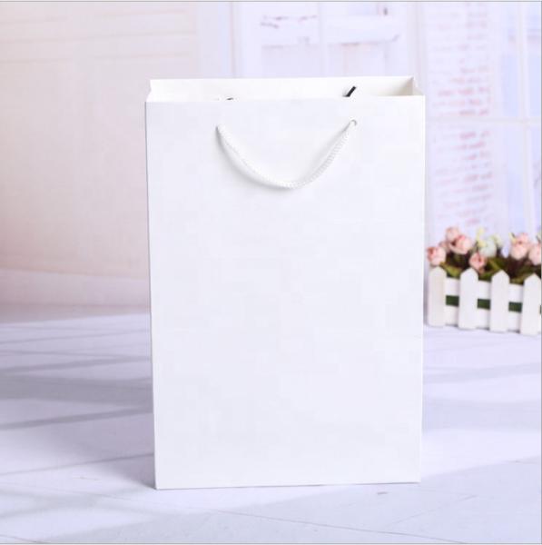 Personalizado imprimindo sacos de papel do cartão com os punhos para a compra da roupa