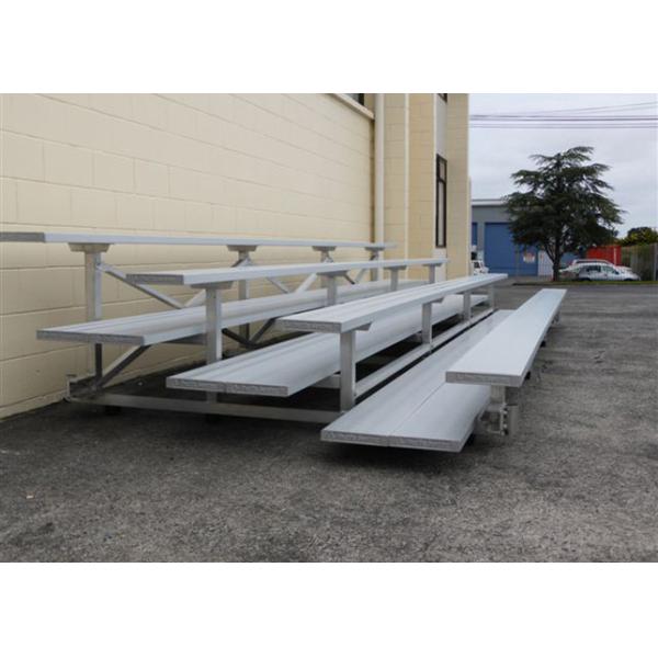 Les événements extérieurs ont fixé la tribune provisoire avec les planches de