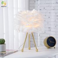 14,5 » plumes blanches de lampe de table de chevet de corps en métal de trépied