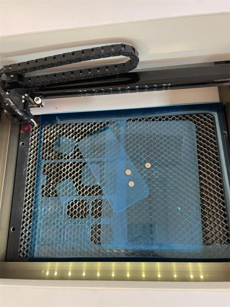 高精度で高速な移動型冷たいガラススクリーン保護ラザー切削機