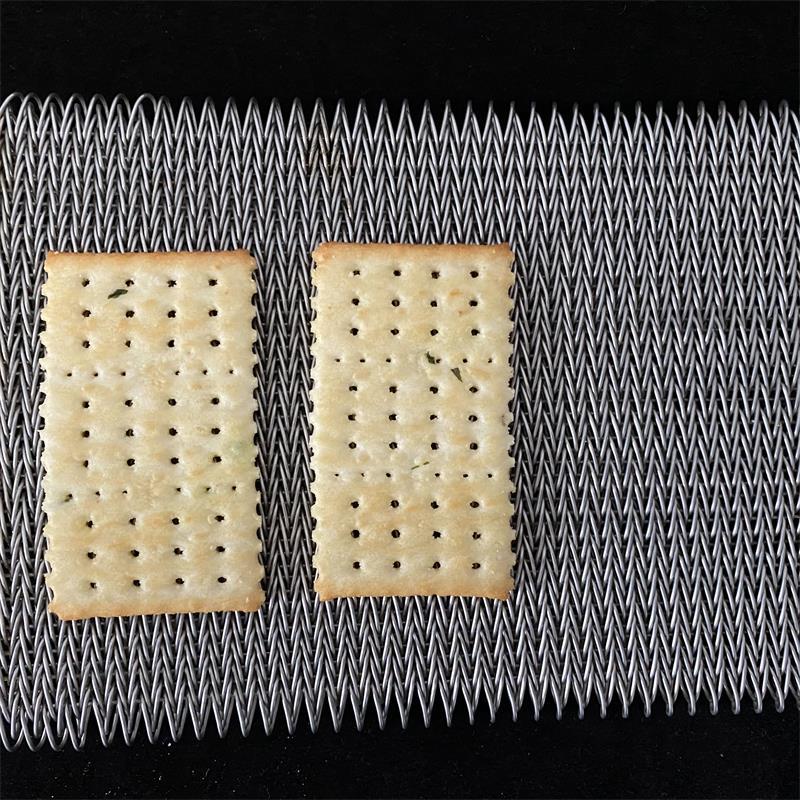Food Grade 304 Stainless Steel Herringbone Weave Conveyor Belt for Baking Frying Freezing Line