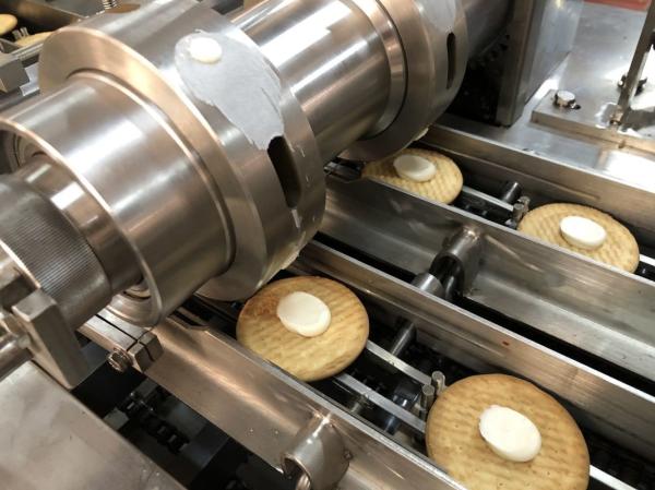 Automatic Soft / Hard Biscuit Center Filling Cream Jam Sandwich Biscuit Machine