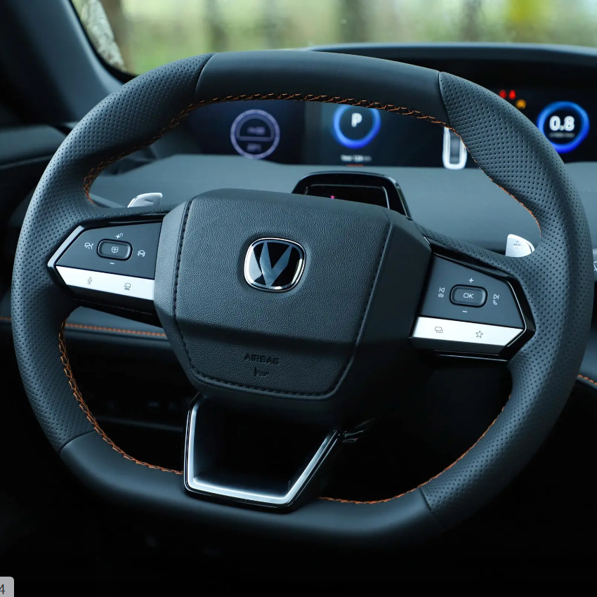 Компакт автомобиля седана бензина варианта ChangAn Uni-V 1.5T 2022 умный пилотный