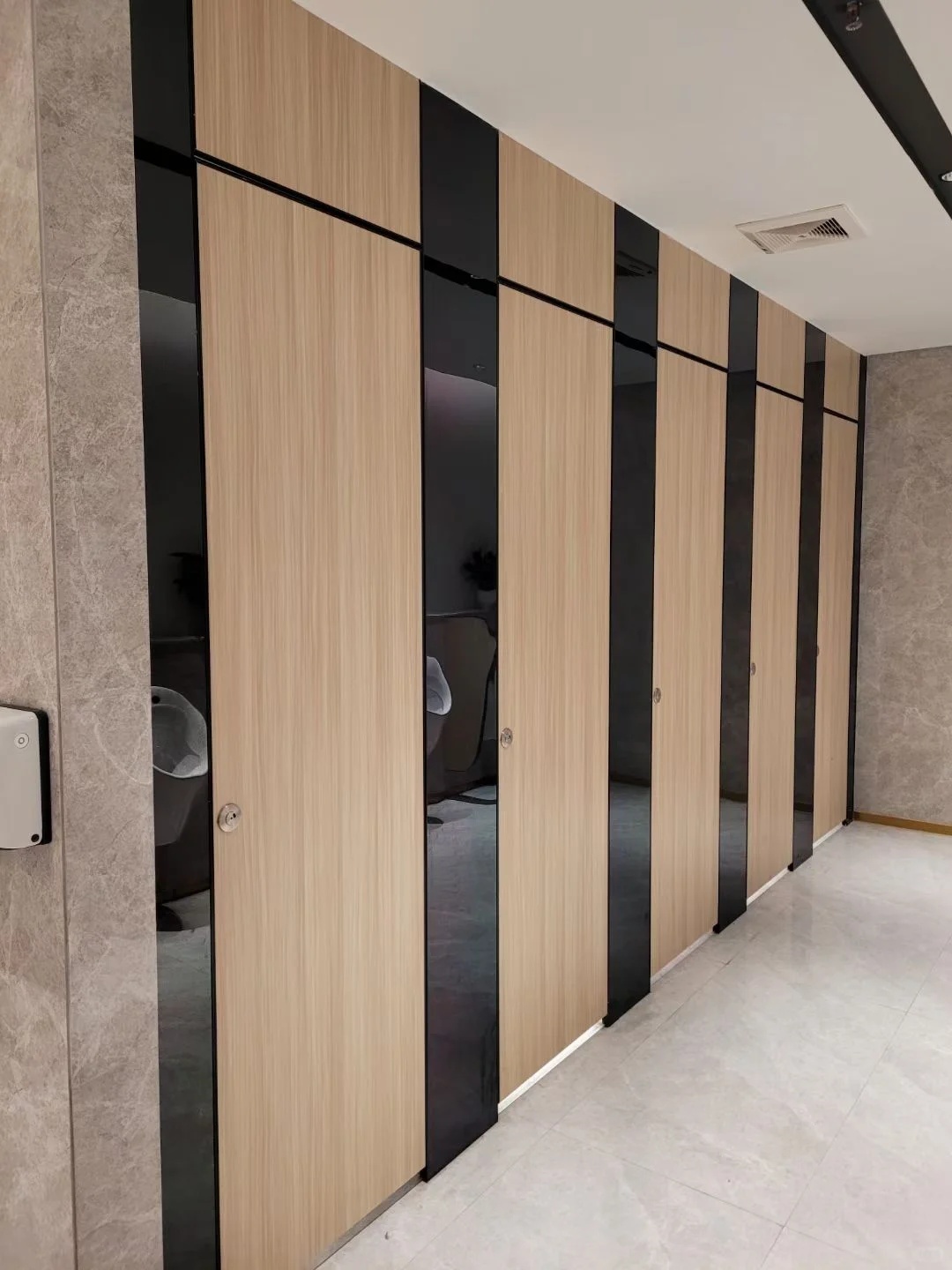 Durable Water Resistant HPL Toilet Partition for Commercial Restroom