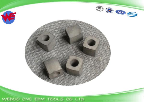 A máquina do corte EDM do fio parte o bloco condutor da forma quadrada material do tungstênio YG8