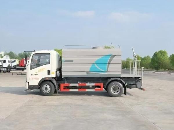 Manual Transmission Type 5 Ton 4 * 2 Mini Water Sprinkler Truck for Road Cleaning Outlet HoWo 14 m Range