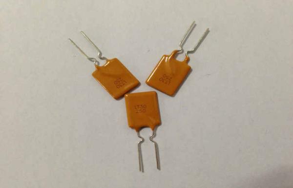 Dip 30V 2.5A PPTC Resettable Fuse