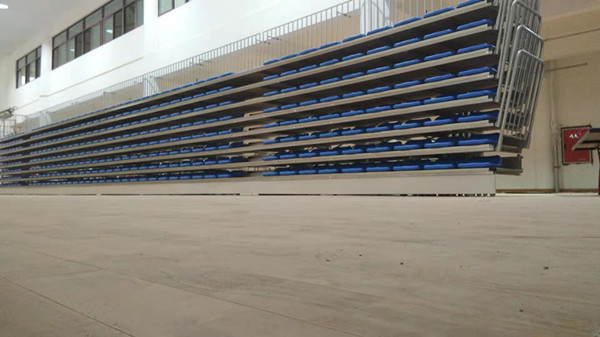 Bleacher голубого низкого заднего сидения HDPE Retractable усаживая шаг 700-900mm