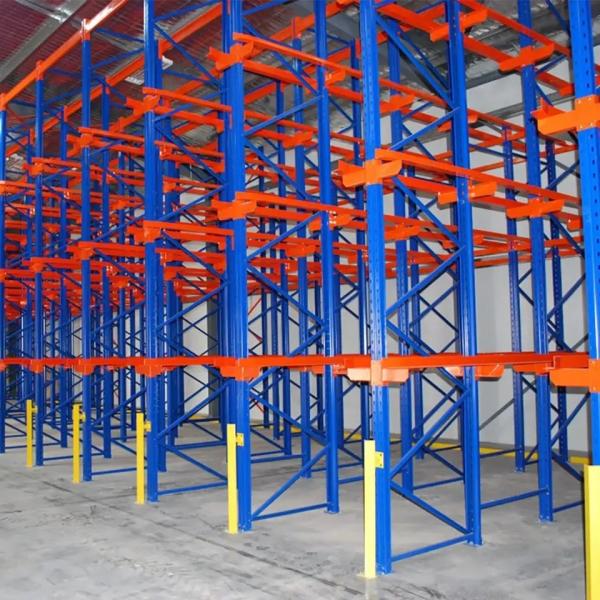 Dispositif de rangement des étagères lourdes dans les rayonnages pour palettes à haute charge