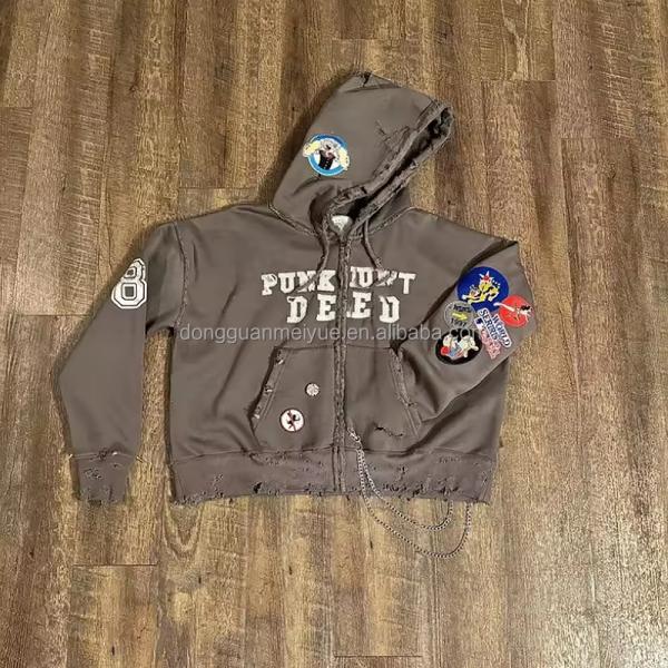 Des patchs brodés, un logo, une chemise à capuche, une chemise à fermeture à glissière, une chemise à capuche.