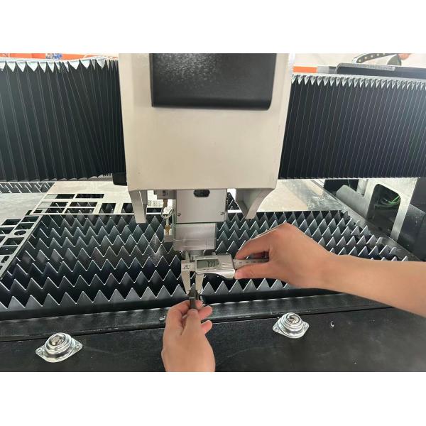 Raytools Laser Head Metal Stainless Steel Tube and Iron Sheet Automatic Closed Fiber Laser Cutting Machine