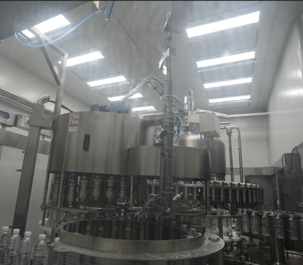 Machine de capotage automatique à grande vitesse de bouteille en plastique en PET