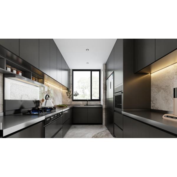 Unités de cuisine en forme de U avec une finition noire mate et un comptoir en acier inoxydable foncé