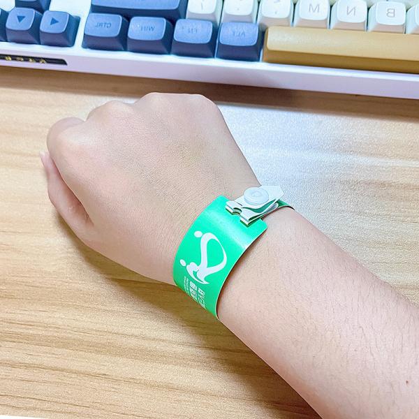 Custom Promotion Waterproof Vinyl PVC Wristbands L Shape One Layer PVC Waterproof Colorful Paper Wristband