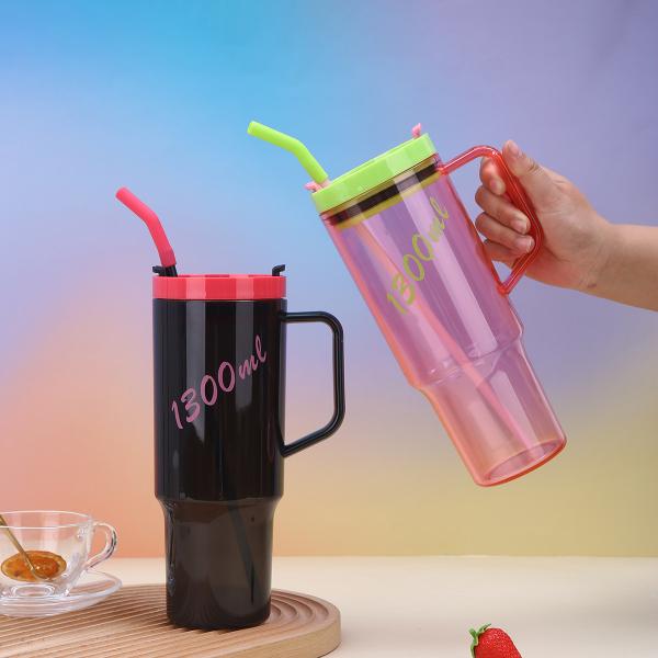 カスタマイズされたロゴ 40オンス ハンドルストロー付きプラスチック水瓶 1200ml 大容量プラスチック再利用水瓶 密閉した二重壁付きセーフ