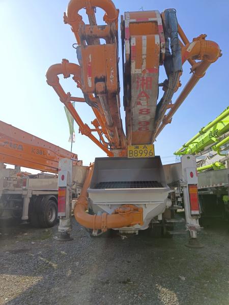 Camión bomba de hormigón Zoomlion 52M de 2013 sobre chasis Mercedes-Benz 52 metros