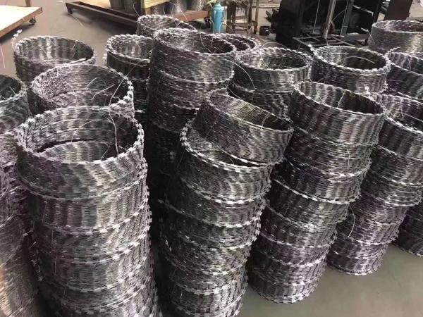 Powder Coated Galvanized Concertina Coil , Concertina Barbed Wire Cbt-65