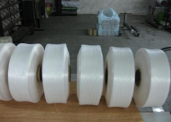 O polipropileno alto UV PP da tenacidade de 3% Yarn o branco 2500D cru para a correia líquida