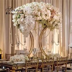 Centro de exposição de flores brancas para decoração de mesa