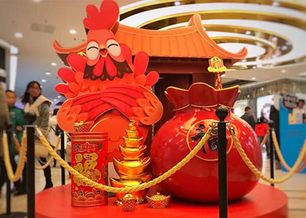 Red Fiberglass Shopping Centre Decorations Best Wishes Lucky Bag Statue Custom Decorations