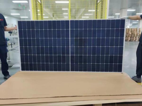 A Glass Mono Half Cell Solar Panel 550W Monocrystalline Photovoltaic Solar Panel